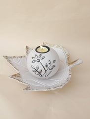 Leaf candle holder