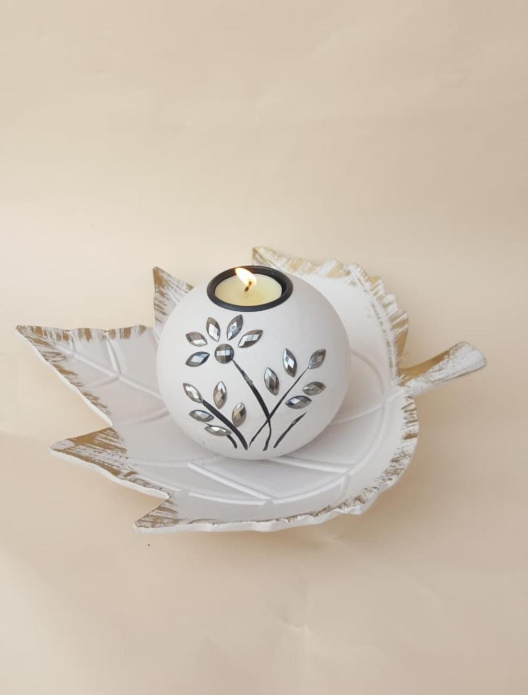 Leaf candle holder